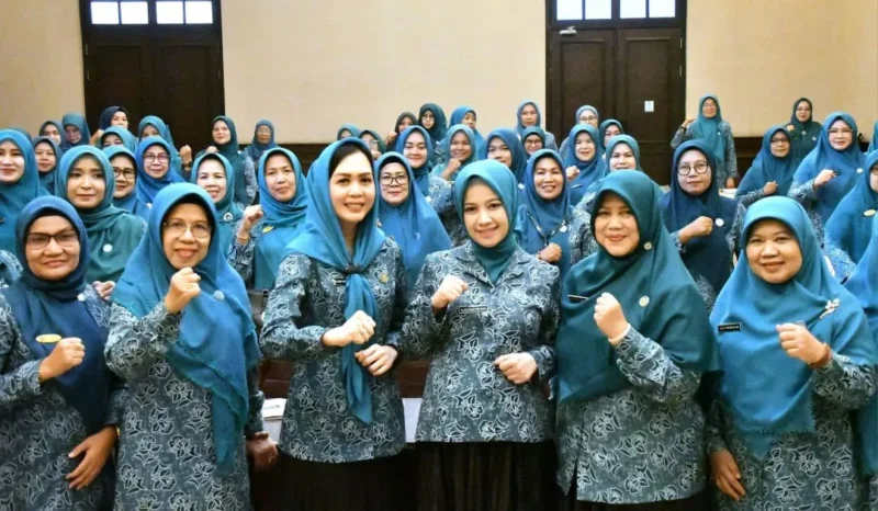 Ketua TP-PKK Kota Padang, Ny. Dian Puspita Fadly Amran dan jajaran bersama para peserta Bimtek, Kamis (9/10/2025). (Foto: Humas TP-PKK Padang)