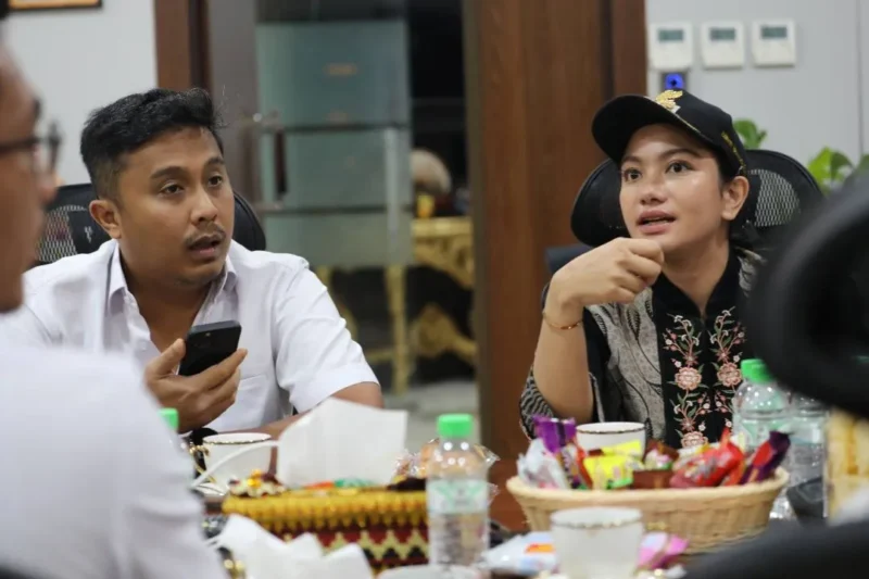 Bupati Dharmasraya Annisa Suci Ramadhani bersama Wagub Sumbar Vasko Ruseimy. (Foto: Pemkab Dharmasraya)