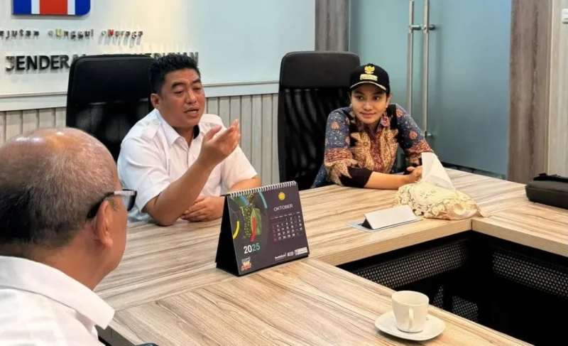 Bupati Dharmasraya Annisa Suci Ramadhani bertemu dengan Direktur Jenderal Perkebunan Kementerian Pertanian RI, Abdul Roni Angkat, di Jakarta, Rabu (30/10). (Foto: Kominfo Dharmasraya)