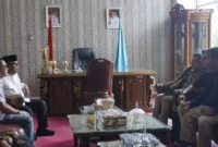 Bupati Pasbar Yulianto menerima kunjungan kerja dan silaturahmi dari Kepala KPP Pratama Bukittinggi Cholid Mawardi, bersama Kepala Kantor KP2KP Simpang Empat, Rabu (22/10). (Foto: Diskominfo Pasbar)
