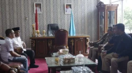Bupati Pasbar Yulianto menerima kunjungan kerja dan silaturahmi dari Kepala KPP Pratama Bukittinggi Cholid Mawardi, bersama Kepala Kantor KP2KP Simpang Empat, Rabu (22/10). (Foto: Diskominfo Pasbar)