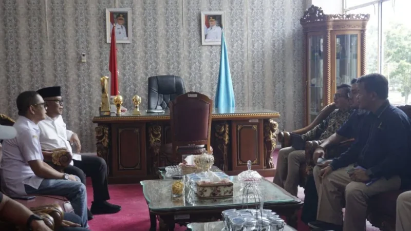 Bupati Pasbar Yulianto menerima kunjungan kerja dan silaturahmi dari Kepala KPP Pratama Bukittinggi Cholid Mawardi, bersama Kepala Kantor KP2KP Simpang Empat, Rabu (22/10). (Foto: Diskominfo Pasbar)