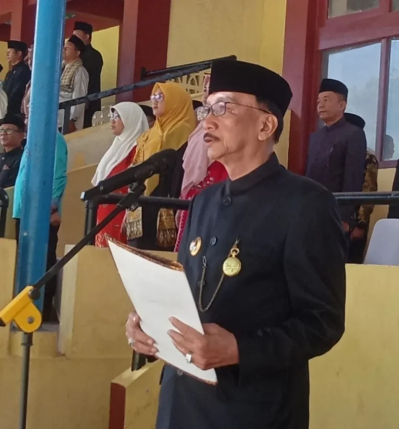 Bupati Pessel, Hendrajoni saat upacara peringatan Hari Sumpah Pemuda ke-97 tahun 2025 di GOR H Ilyas Yakub Painan. (Foto: Dok. Sus)