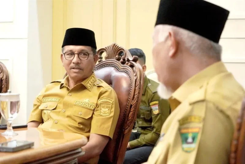 Bupati Solsel Khairunas bersama Gubernur Sumbar Mahyeldi. (Foto: Humas Pemkab Solsel)