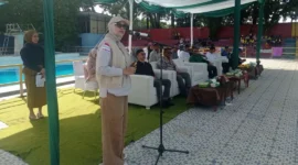 Asisten III Setdako Padang, Corri Saidan membuka Kejuaraan Renang Sumatera Cup 2025 memperebutkan Piala Wali Kota Padang di Kolam Renang Teratai, Kamis (23/10/2025). (Foto: Diskominfo Padang)