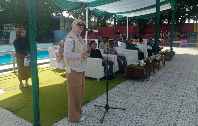Asisten III Setdako Padang, Corri Saidan membuka Kejuaraan Renang Sumatera Cup 2025 memperebutkan Piala Wali Kota Padang di Kolam Renang Teratai, Kamis (23/10/2025). (Foto: Diskominfo Padang)