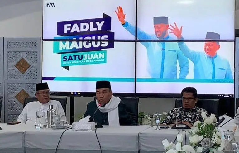 Wakil Wali Kota Padang Maigus Nasir memimpin rapat kerja DMI Padang di Rumah Dinas Wali Kota Padang, Rabu (22/10/2025) malam. (Foto: Diskominfo Padang)