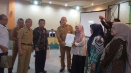 Kepala DPMPTSP Sumbar, Luhur Budianda didampingi Anggota DPRD Sumbar, Bakri Bakar menyerahkan NIB kepada salah satu pelaku usaha. (Foto: Dok. Yoniks)