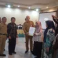 Kepala DPMPTSP Sumbar, Luhur Budianda didampingi Anggota DPRD Sumbar, Bakri Bakar menyerahkan NIB kepada salah satu pelaku usaha. (Foto: Dok. Yoniks)
