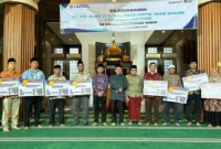 Wakil Wali Kota (Wawako) Padang, Maigus Nasir, menyerahkan secara simbolis dana operasional triwulan III 2025 kepada RT/RW dan lainnya se-Kecamatan Padang Barat di Masjid Sahara, Kelurahan Padang Pasir, Kamis (23/10/2025). (Foto: Prokopim Padang)