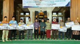 Wakil Wali Kota (Wawako) Padang, Maigus Nasir, menyerahkan secara simbolis dana operasional triwulan III 2025 kepada RT/RW dan lainnya se-Kecamatan Padang Barat di Masjid Sahara, Kelurahan Padang Pasir, Kamis (23/10/2025). (Foto: Prokopim Padang)