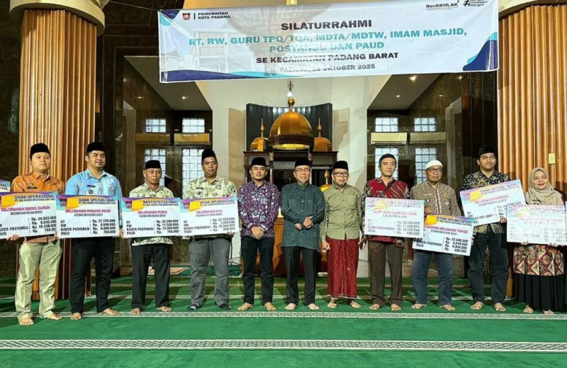 Wakil Wali Kota (Wawako) Padang, Maigus Nasir, menyerahkan secara simbolis dana operasional triwulan III 2025 kepada RT/RW dan lainnya se-Kecamatan Padang Barat di Masjid Sahara, Kelurahan Padang Pasir, Kamis (23/10/2025). (Foto: Prokopim Padang)