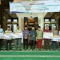 Wakil Wali Kota (Wawako) Padang, Maigus Nasir, menyerahkan secara simbolis dana operasional triwulan III 2025 kepada RT/RW dan lainnya se-Kecamatan Padang Barat di Masjid Sahara, Kelurahan Padang Pasir, Kamis (23/10/2025). (Foto: Prokopim Padang)