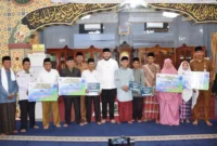 Wali Kota Padang Fadly Amran menyerahkan dana operasional Triwulan III bagi Ketua RT dan RW, Kader Posyandu, Kader PAUD, Imam Masjid, serta Guru TPQ/TQA dan MDTA se-Kecamatan Lubuk Begalung, di Masjid Darul Hikmah, Senin (27/10/2025). (Foto: Prokopim Padang)