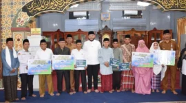 Wali Kota Padang Fadly Amran menyerahkan dana operasional Triwulan III bagi Ketua RT dan RW, Kader Posyandu, Kader PAUD, Imam Masjid, serta Guru TPQ/TQA dan MDTA se-Kecamatan Lubuk Begalung, di Masjid Darul Hikmah, Senin (27/10/2025). (Foto: Prokopim Padang)