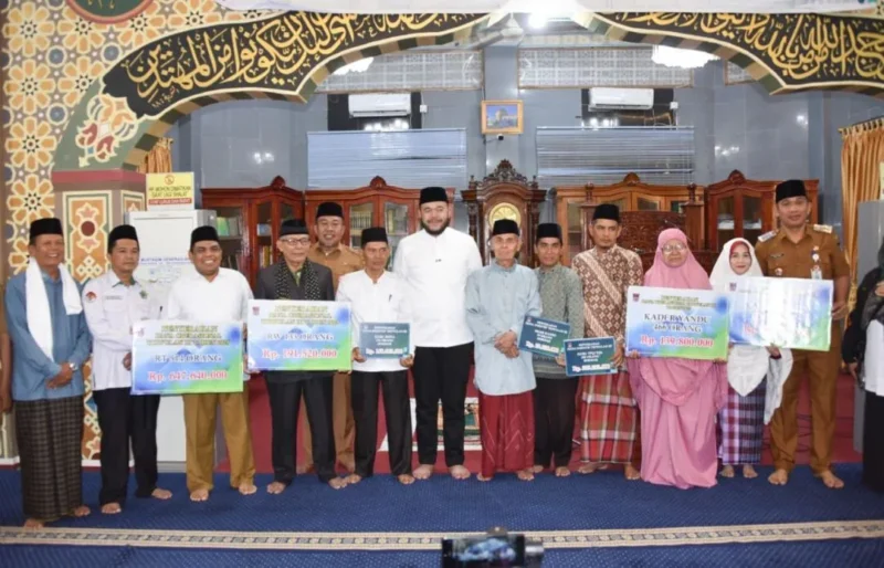 Wali Kota Padang Fadly Amran menyerahkan dana operasional Triwulan III bagi Ketua RT dan RW, Kader Posyandu, Kader PAUD, Imam Masjid, serta Guru TPQ/TQA dan MDTA se-Kecamatan Lubuk Begalung, di Masjid Darul Hikmah, Senin (27/10/2025). (Foto: Prokopim Padang)