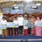 Wali Kota Padang Fadly Amran menyerahkan dana operasional Triwulan III bagi Ketua RT dan RW, Kader Posyandu, Kader PAUD, Imam Masjid, serta Guru TPQ/TQA dan MDTA se-Kecamatan Lubuk Begalung, di Masjid Darul Hikmah, Senin (27/10/2025). (Foto: Prokopim Padang)
