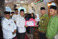 Wakil Wali Kota Padang Maigus Nasir menyerahkan dana operasional Triwulan III bagi Ketua RT, RW dan lainnya di Masjid Raya Nagari Nanggalo Surau Gadang, Selasa (28/10/2025). (Foto: Prokopim Padang)