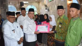 Wakil Wali Kota Padang Maigus Nasir menyerahkan dana operasional Triwulan III bagi Ketua RT, RW dan lainnya di Masjid Raya Nagari Nanggalo Surau Gadang, Selasa (28/10/2025). (Foto: Prokopim Padang)