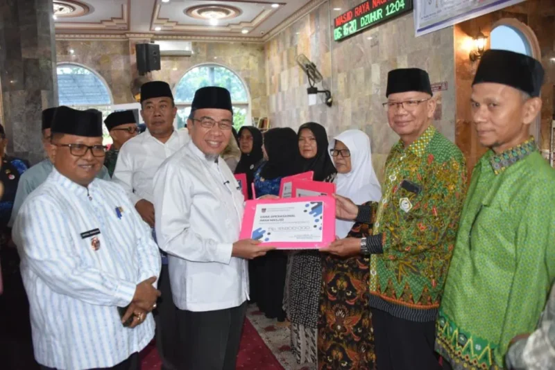 Wakil Wali Kota Padang Maigus Nasir menyerahkan dana operasional Triwulan III bagi Ketua RT, RW dan lainnya di Masjid Raya Nagari Nanggalo Surau Gadang, Selasa (28/10/2025). (Foto: Prokopim Padang)