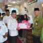 Wakil Wali Kota Padang Maigus Nasir menyerahkan dana operasional Triwulan III bagi Ketua RT, RW dan lainnya di Masjid Raya Nagari Nanggalo Surau Gadang, Selasa (28/10/2025). (Foto: Prokopim Padang)