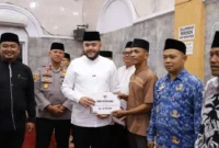 Wali Kota Padang Fadly Amran menyerahkan dana operasional bagi RT/RW, guru TPA/MDT, imam masjid, kader posyandu dan PAUD triwulan III di Masjid Raya Balai Gadang, Kecamatan Koto Tangah, Jumat (17/10/2025). (Foto: Prokopim Padang)