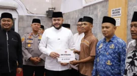 Wali Kota Padang Fadly Amran menyerahkan dana operasional bagi RT/RW, guru TPA/MDT, imam masjid, kader posyandu dan PAUD triwulan III di Masjid Raya Balai Gadang, Kecamatan Koto Tangah, Jumat (17/10/2025). (Foto: Prokopim Padang)