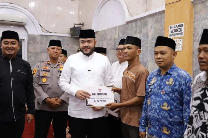 Wali Kota Padang Fadly Amran menyerahkan dana operasional bagi RT/RW, guru TPA/MDT, imam masjid, kader posyandu dan PAUD triwulan III di Masjid Raya Balai Gadang, Kecamatan Koto Tangah, Jumat (17/10/2025). (Foto: Prokopim Padang)