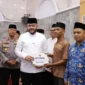 Wali Kota Padang Fadly Amran menyerahkan dana operasional bagi RT/RW, guru TPA/MDT, imam masjid, kader posyandu dan PAUD triwulan III di Masjid Raya Balai Gadang, Kecamatan Koto Tangah, Jumat (17/10/2025). (Foto: Prokopim Padang)