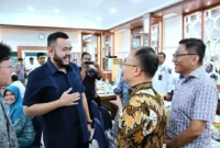Wali Kota Padang, Fadly Amran menerima rombongan Tianjin Foreign Studies University (TFSU) di Rumah Makan Lamun Ombak, Rabu (22/10/2025). (Foto: Prokopim Padang)