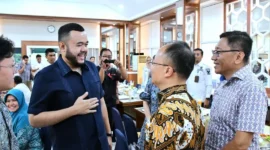 Wali Kota Padang, Fadly Amran menerima rombongan Tianjin Foreign Studies University (TFSU) di Rumah Makan Lamun Ombak, Rabu (22/10/2025). (Foto: Prokopim Padang)