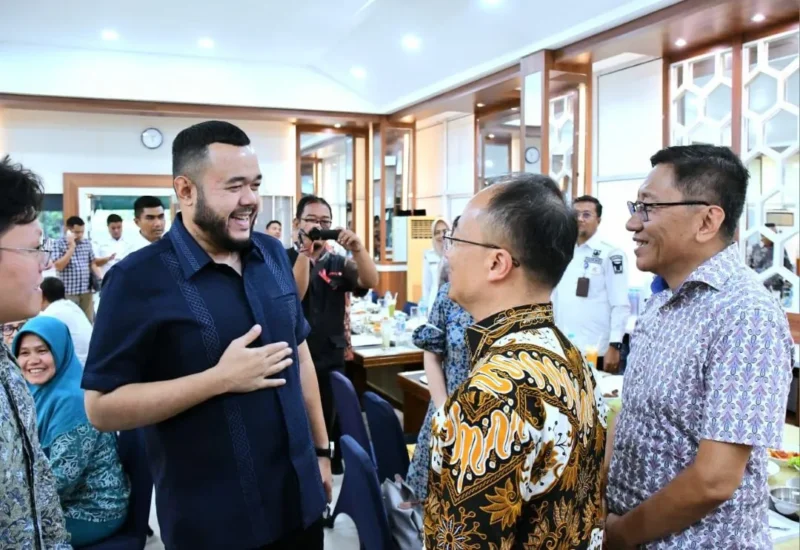 Wali Kota Padang, Fadly Amran menerima rombongan Tianjin Foreign Studies University (TFSU) di Rumah Makan Lamun Ombak, Rabu (22/10/2025). (Foto: Prokopim Padang)