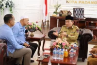 Wakil Wali Kota Padang Maigus Nasir menerima audiensi perwakilan Dewan Pendidikan Sumbar dan Dinas Pendidikan Sumbar di Balai Kota Padang Aie Pacah, Senin (6/10/2025). (Foto: Prokopim Padang)