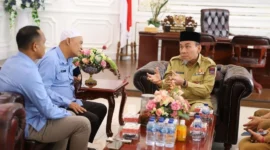 Wakil Wali Kota Padang Maigus Nasir menerima audiensi perwakilan Dewan Pendidikan Sumbar dan Dinas Pendidikan Sumbar di Balai Kota Padang Aie Pacah, Senin (6/10/2025). (Foto: Prokopim Padang)