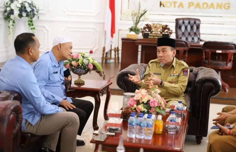 Wakil Wali Kota Padang Maigus Nasir menerima audiensi perwakilan Dewan Pendidikan Sumbar dan Dinas Pendidikan Sumbar di Balai Kota Padang Aie Pacah, Senin (6/10/2025). (Foto: Prokopim Padang)