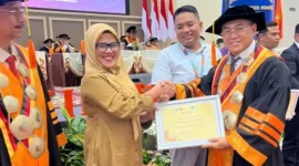 Kepala Bidang Statistik Persandian Diskominfo Padang, Devi Susanti Razif menerima penghargaan dari Direktur PNP, Surfa Yondri, Senin (6/10/2025). (Foto: FB Diskominfo Padang)