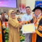 Kepala Bidang Statistik Persandian Diskominfo Padang, Devi Susanti Razif menerima penghargaan dari Direktur PNP, Surfa Yondri, Senin (6/10/2025). (Foto: FB Diskominfo Padang)