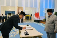 Presiden Prabowo Subianto menyaksikan penandatanganan berita acara pelantikan Kepala BP BUMN di Istana Negara, Jakarta, Rabu (8/10/2025). (Foto: BPMI Setpres)
