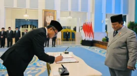 Presiden Prabowo Subianto menyaksikan penandatanganan berita acara pelantikan Kepala BP BUMN di Istana Negara, Jakarta, Rabu (8/10/2025). (Foto: BPMI Setpres)