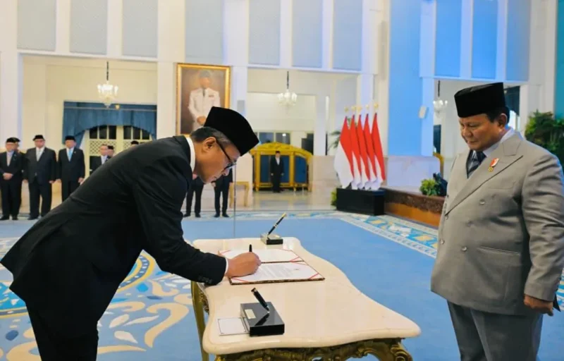 Presiden Prabowo Subianto menyaksikan penandatanganan berita acara pelantikan Kepala BP BUMN di Istana Negara, Jakarta, Rabu (8/10/2025). (Foto: BPMI Setpres)