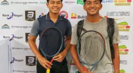 Dua bersaudara Mazza dan Althafi menarik perhatian publik di Turnamen Kejurnas Tenis Senior TDP Bank Nagari Piala Kapolda Sumbar 2025. (Foto: Dok. AG)