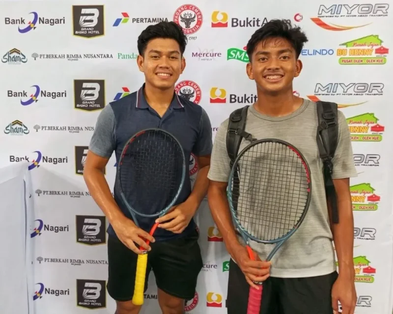 Dua bersaudara Mazza dan Althafi menarik perhatian publik di Turnamen Kejurnas Tenis Senior TDP Bank Nagari Piala Kapolda Sumbar 2025. (Foto: Dok. AG)
