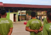 Kepala Satpol PP Padang, Chandra Eka Putra memimpin apel gabungan Dubalang Kota dengan Satpol PP di Mako Satpol PP, Kamis (2/10/2025) pagi. (Foto: Humas Satpol PP Padang)