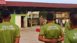 Kepala Satpol PP Padang, Chandra Eka Putra memimpin apel gabungan Dubalang Kota dengan Satpol PP di Mako Satpol PP, Kamis (2/10/2025) pagi. (Foto: Humas Satpol PP Padang)