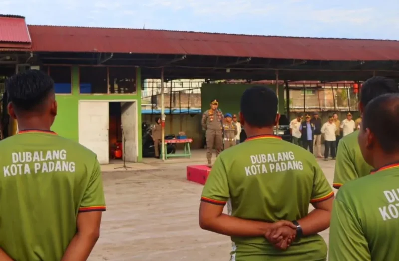 Kepala Satpol PP Padang, Chandra Eka Putra memimpin apel gabungan Dubalang Kota dengan Satpol PP di Mako Satpol PP, Kamis (2/10/2025) pagi. (Foto: Humas Satpol PP Padang)
