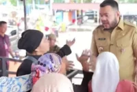 Wali Kota Padang Fadly Amran saat mengunjungi Pasar Lubuk Buaya dan bertemu pedagang, beberapa waktu lalu. (Foto: FB Diskominfo Padang)