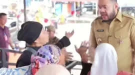 Wali Kota Padang Fadly Amran saat mengunjungi Pasar Lubuk Buaya dan bertemu pedagang, beberapa waktu lalu. (Foto: FB Diskominfo Padang)