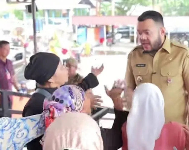 Wali Kota Padang Fadly Amran saat mengunjungi Pasar Lubuk Buaya dan bertemu pedagang, beberapa waktu lalu. (Foto: FB Diskominfo Padang)