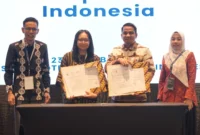 Wali Kota Solok Dr. Ramadhani Kirana Putra menandatangani kesepakatan bersama antara Pemko Solok dengan Sociopreneur Indonesia. (Foto: Prokopim Kota Solok)