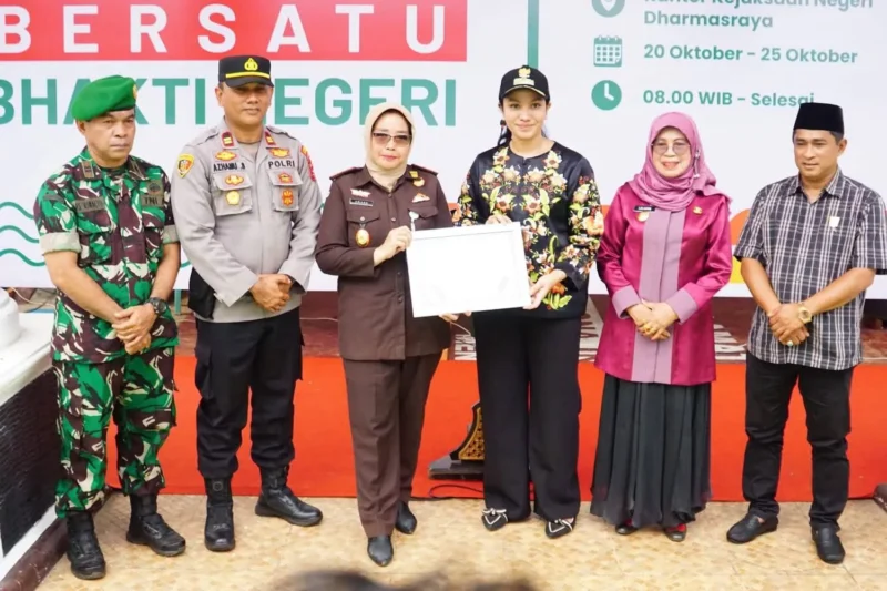 Bupati Dharmasraya Annisa Suci Ramadhani menyerahkan piagam penghargaan kepada Kajari Dharmasraya atas suksesnya kegiatan Dharmasraya Bersatu Bhakti Negeri. (Foto: Kominfo Dharmasraya)